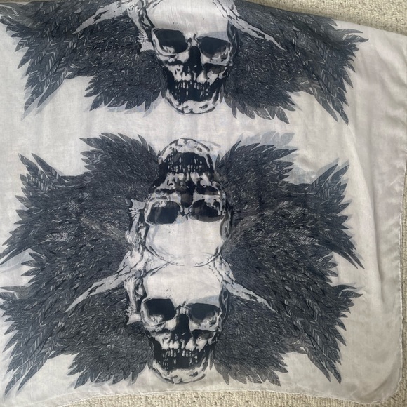 Cover Up / Scarf Skull 💀 with Wings - Picture 3 of 5